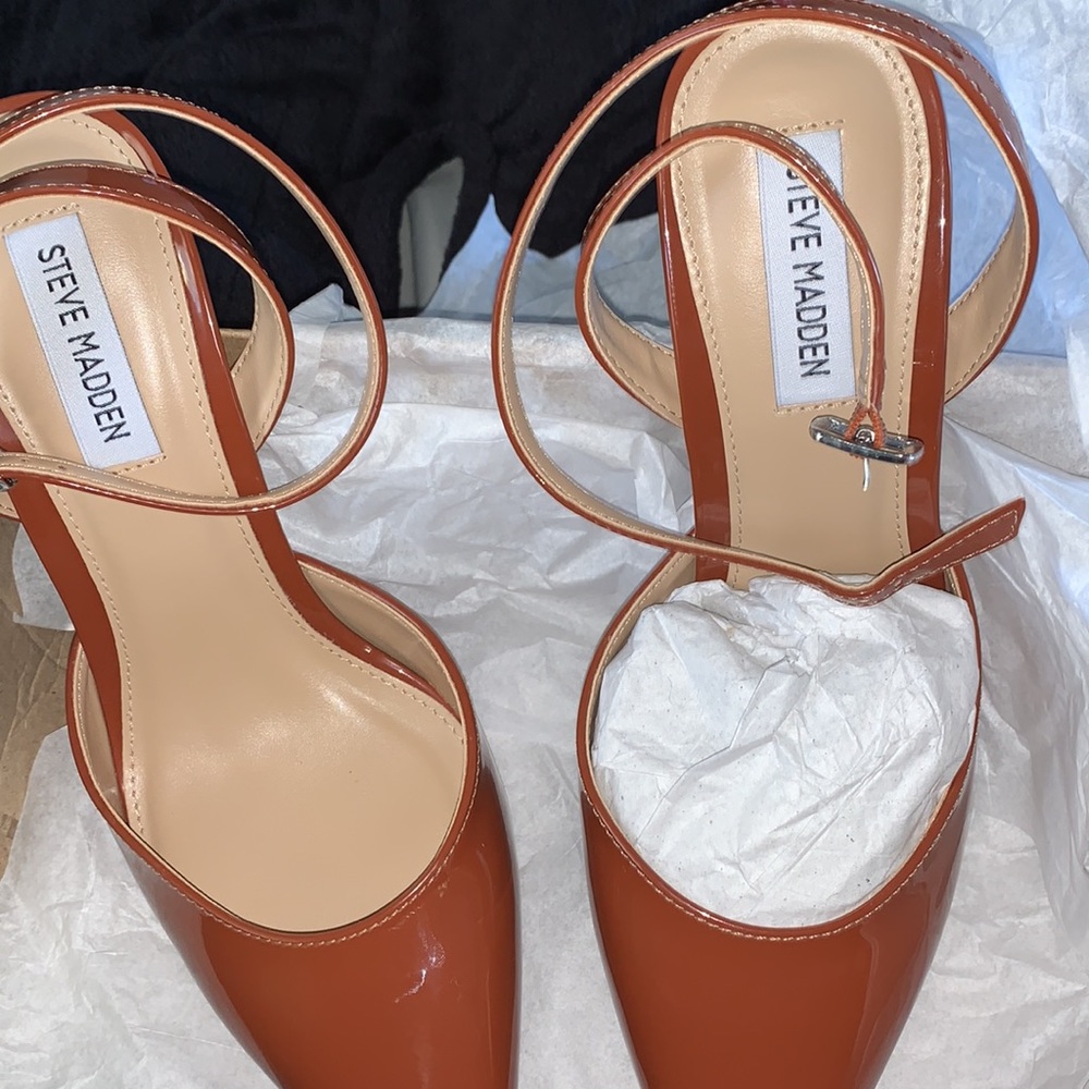 BRAND NEW- Steve Madden Pumps